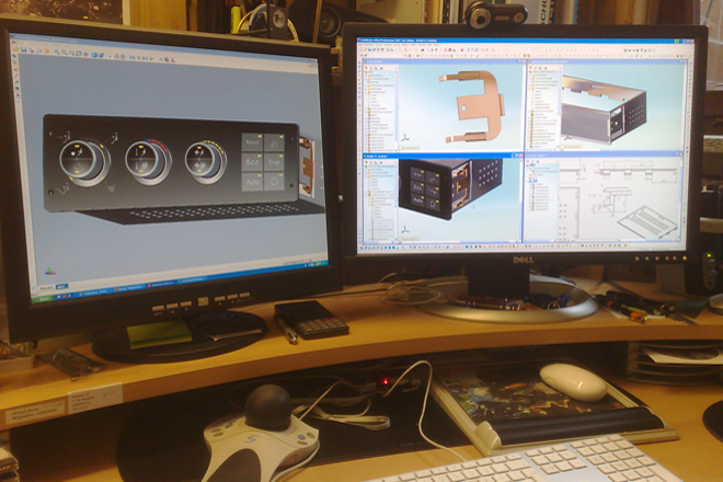 CAD-Arbeitsplatz mit SolidWorks-Konstruktionen auf zwei Monitoren